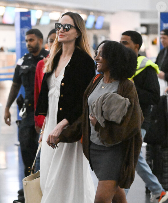 Mère et fille ont été aperçues en train d'arriver dans le hall de l'aéroport New-Yorkais. Impossible de connaître la destination de leur vol.
Exclusif - Angelina Jolie et sa fille Zahara Jolie-Pitt arrivent à l'aéroport JFK de New York City, New York, Etats-Unis, le 16 mai 2023. 