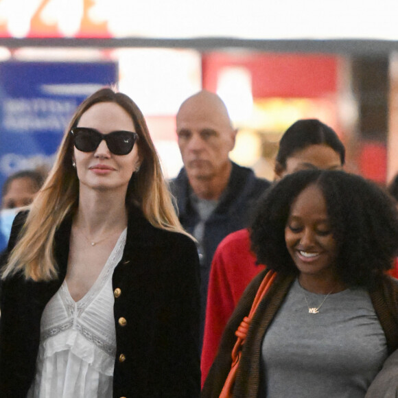 Exclusif - Angelina Jolie et sa fille Zahara Jolie-Pitt arrivent à l'aéroport JFK de New York City, New York, Etats-Unis, le 16 mai 2023.