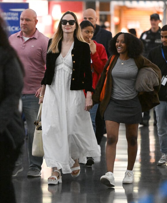 Exclusif - Angelina Jolie et sa fille Zahara Jolie-Pitt arrivent à l'aéroport JFK de New York City, New York, Etats-Unis, le 16 mai 2023.