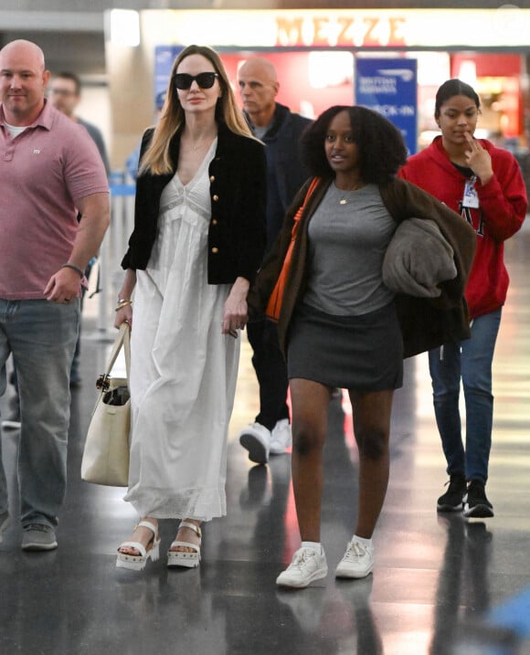 Mais il se pourrait qu'elles soient rentrées au domicile familial situé à Los Angeles, ville où elles avaient déjà été pris en photos à deux en décembre dernier, en train de profiter d'une belle journée ensoleillée pour aller faire du shopping.
Exclusif - Angelina Jolie et sa fille Zahara Jolie-Pitt arrivent à l'aéroport JFK de New York City, New York, Etats-Unis, le 16 mai 2023.