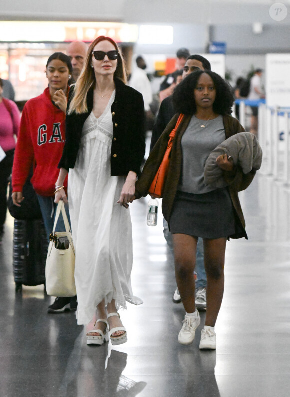 Cette dernière, qui pour rappel a été adoptée en 2005 en Ethiopie à l'âge de 7 mois par l'actrice et son célèbre ex-mari Brad Pitt, portait une jupe courte et grise assortie à son haut, ainsi qu'une veste marron.
Exclusif - Angelina Jolie et sa fille Zahara Jolie-Pitt arrivent à l'aéroport JFK de New York City, New York, Etats-Unis, le 16 mai 2023.