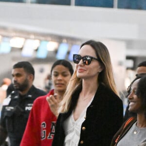 Exclusif - Angelina Jolie et sa fille Zahara Jolie-Pitt arrivent à l'aéroport JFK de New York City, New York, Etats-Unis, le 16 mai 2023.