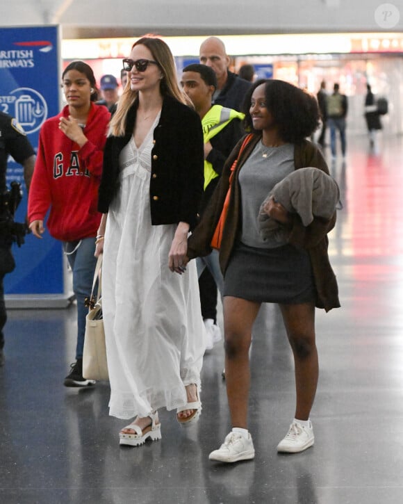 La star de "Maléfique" portait également un sac à main beige ainsi qu'une veste en jean noire assortie à ses lunettes de soleil.
Exclusif - Angelina Jolie et sa fille Zahara Jolie-Pitt arrivent à l'aéroport JFK de New York City, New York, Etats-Unis, le 16 mai 2023. 