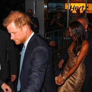 Le prince Harry et Meghan Markle ont expliqué avoir été victime d'une course-poursuite avec les photographes.
Le prince Harry, duc de Sussex et Meghan Markle, duchesse de Sussex, et sa mère Doria Ragland, à la sortie de la cérémonie des "Women of Vision Awards" au Ziegfeld Theatre à New York. 