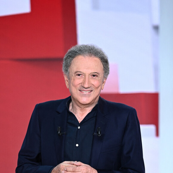 Exclusif - Michel Drucker - Enregistrement de l'émission "Vivement Dimanche" au Studio Gabriel, présentée par M.Drucker, et diffusée sur France 3, de 13h30 à 15h, le 28 août © Guillaume Gaffiot / Bestimage 