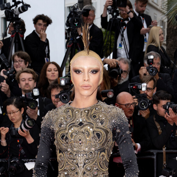 Bilal Hassani a dérouté avec un tenue faite de broderies dorées et surtout...
Bilal Hassani - Montée des marches du film " Indiana Jones et le cadran de la destinée (Indiana Jones and the Dial of destiny) " lors du 76ème Festival International du Film de Cannes, au Palais des Festivals à Cannes. Le 18 mai 2023 © Jacovides-Moreau / Bestimage