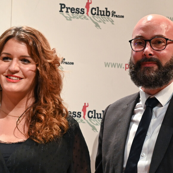 C'est en raison de la position délicate de son compagnon que Marlène Schiappa a préféré anticiper les ennuis.
Marlène Schiappa, ministre déléguée chargée de la citoyenneté et son mari Cédric Bruguière lors de la remise des prix "Humour et politique" du Press Club de France à Issy les Moulineaux le 7 décembre 2021.