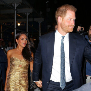 Le prince Harry et Meghan Markle ont publié un communiqué pour dénoncer l'attitude supposée dangereuse des paparazzis, qui les auraient poursuivis en plein New York.
Le prince Harry, duc de Sussex et Meghan Markle, duchesse de Sussex, et sa mère Doria Ragland, à la sortie de la cérémonie des "Women of Vision Awards" au Ziegfeld Theatre à New York