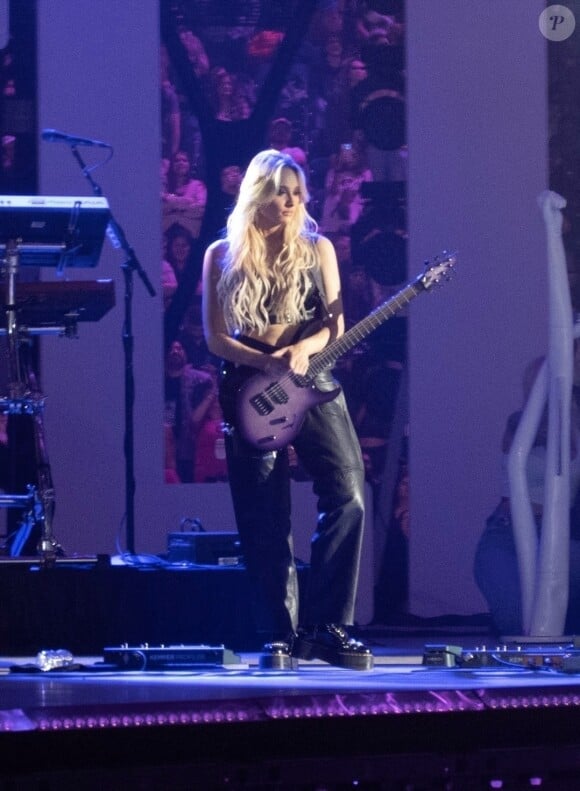 Exclusif - Machine Gun Kelly (MGK) et la guitariste Sophie Lloyd, maîtresse présumée du chanteur sur les réseaux sociaux, se produisent sur la scène du "Houston Livestock Show", le 14 mars 2023.
