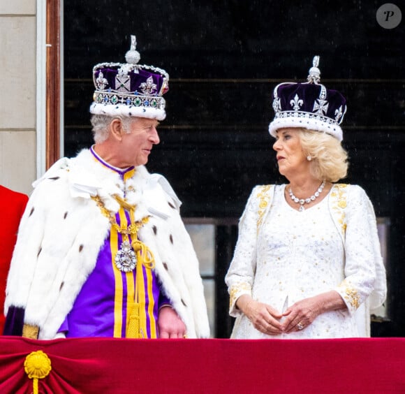 Le roi Charles III d'Angleterre et Camilla Parker Bowles, reine consort d'Angleterre - La famille royale britannique salue la foule sur le balcon du palais de Buckingham lors de la cérémonie de couronnement du roi d'Angleterre à Londres le 5 mai 2023.