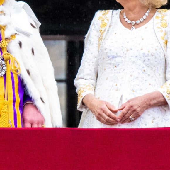 Le roi Charles III d'Angleterre et Camilla Parker Bowles, reine consort d'Angleterre - La famille royale britannique salue la foule sur le balcon du palais de Buckingham lors de la cérémonie de couronnement du roi d'Angleterre à Londres le 5 mai 2023.