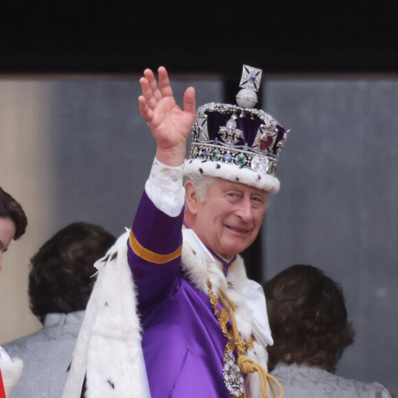 La famille royale britannique salue la foule sur le balcon du palais de Buckingham lors de la cérémonie de couronnement du