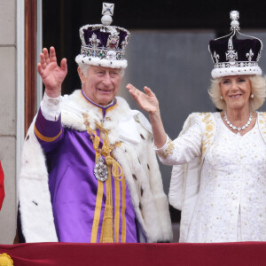 Le roi Charles III d'Angleterre et Camilla Parker Bowles, reine consort d'Angleterre - La famille royale britannique salue la foule sur le balcon du palais de Buckingham lors de la cérémonie de couronnement du