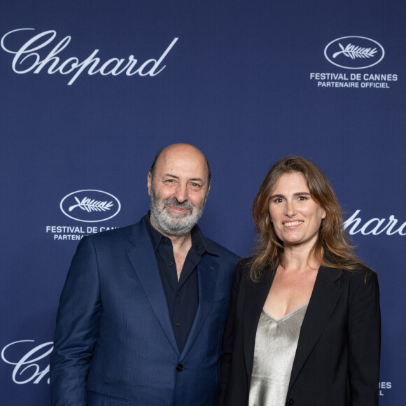 Elle y a croisé Cédric Klapisch et sa femme Lola Doillon, qui faisaient une rare sortie.
Cédric Klapisch et sa femme Lola Doillon - Cérémonie du remise du Trophée Chopard au Carlton Beach à Cannes, lors du 76ème Festival International du Film de Cannes. Le 19 mai 2023 © Olivier Borde / Bestimage 