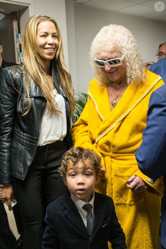 Michel Polnareff et sa compagne Danyellah avec leur fils Louka - People en backstage du concert de Michel Polnareff à l'AccorHotels Arena de Paris le 7 mai 2016. © Cyril Moreau/Bestimage
