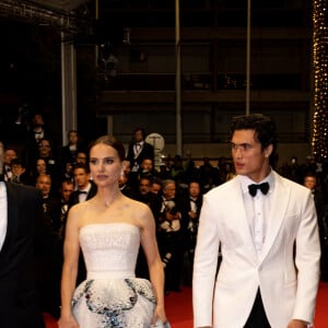 Todd Haynes, Natalie Portman, Charles Melton - Montée des marches du film « May December » lors du 76ème Festival International du Film de Cannes, au Palais des Festivals à Cannes. Le 20 mai 2023 © Jacovides-Moreau / Bestimage