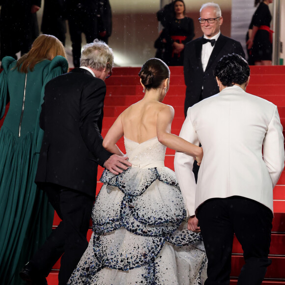 Sa robe faite de pétales n'a pas laissé indifférent à Cannes
Julianne Moore, Todd Haynes, Natalie Portman, Charles Melton - Montée des marches du film " May December " lors du 76ème Festival International du Film de Cannes, au Palais des Festivals à Cannes. Le 20 mai 2023 © Jacovides - Moreau / Bestimage