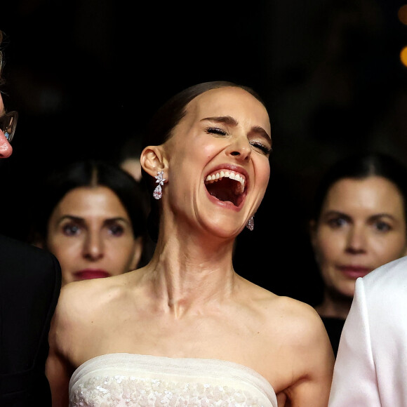 En célibataire, l'actrice était très complice avec l'équipe du film
Natalie Portman - Montée des marches du film « May December » lors du 76ème Festival International du Film de Cannes, au Palais des Festivals à Cannes. Le 20 mai 2023 © Jacovides - Moreau / Bestimage