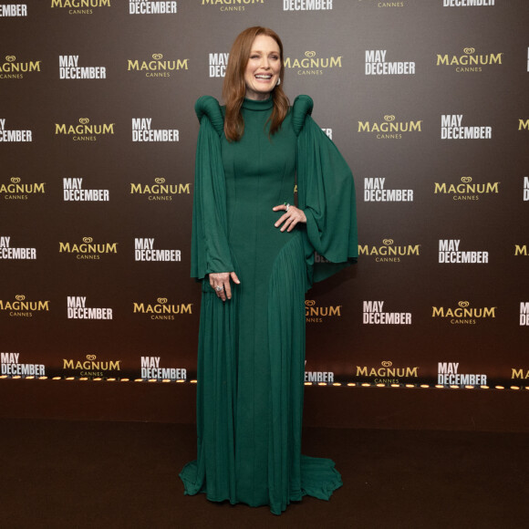 En Louis Vuitton, Julianne Moore était impériale 
Julianne Moore au photocall de la soirée du film "May December" à la plage Magnum lors du 76ème Festival International du Film de Cannes, France, le 20 mai 2023. © Jeremy Melloul/Bestimage
