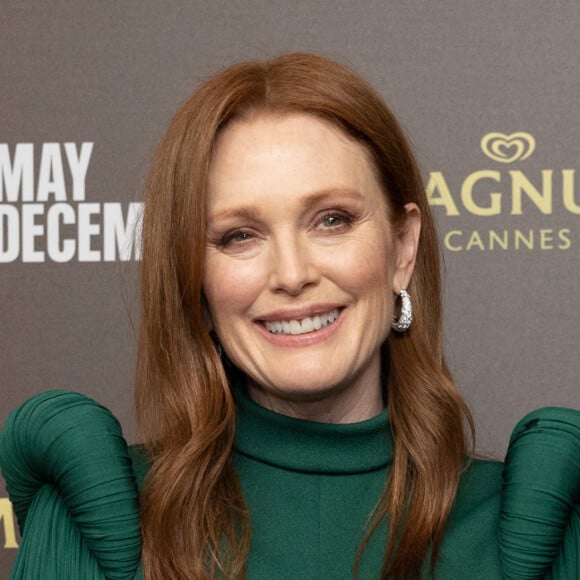 Julianne Moore au photocall de la soirée du film "May December" à la plage Magnum lors du 76ème Festival International du Film de Cannes, France, le 20 mai 2023. © Jeremy Melloul/Bestimage