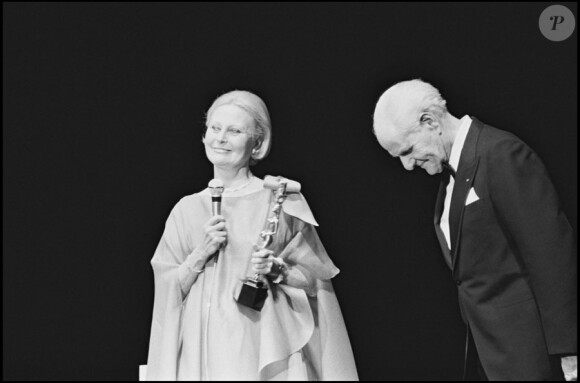 Michèle Morgan, maîtresse de cérémonie à Cannes en 1983, avec le réalisateur Jean Delannoy