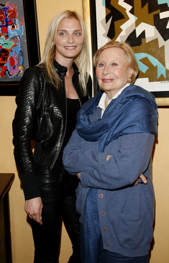 Michèle Morgan et sa petite-fille Sarah Marshall, lors d'une des ses expositions de peintures en 2008