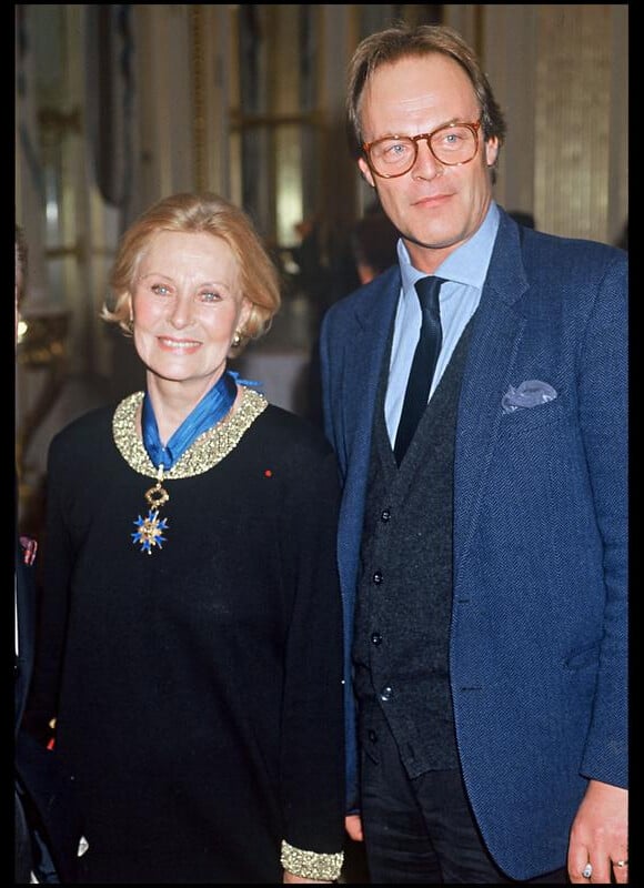 Michèle Morgan et son fils Mike Marshall en 1991, lorsqu'elle reçoit la médaille de l'ordre national du mérite