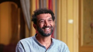Ramzy Bedia confiné avec sa compagne enceinte de leur 1er enfant, un célèbre ami balance sur sa grossesse