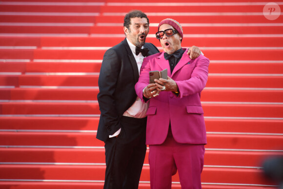 Ramzy Bedia et JoeyStarr- Montée des marches du film " De son vivant " lors du 74ème Festival International du Film de Cannes. Le 10 juillet 2021 