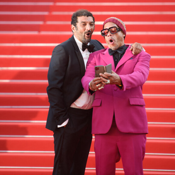 Ramzy Bedia et JoeyStarr- Montée des marches du film " De son vivant " lors du 74ème Festival International du Film de Cannes. Le 10 juillet 2021 