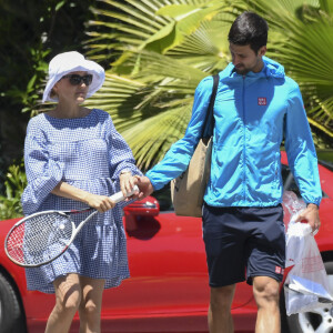 Une journée certainement mémorable pour Novak Djokovic, qui fête aujourd'hui ses 36 ans et semble plus amoureux que jamais de Jelena.
 
Exclusif - Le joueur de tennis Novak Djokovic s'entraîne sous les yeux de sa femme Jelena Ristic enceinte à Marbella en Espagne le 1er mai 2017.