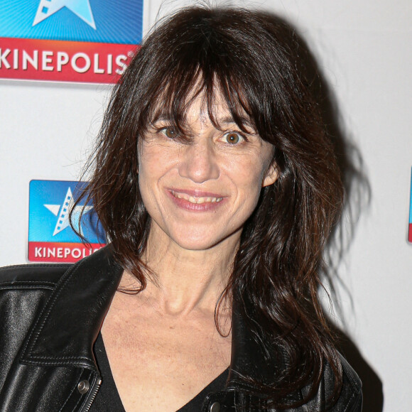 Un surnom qui lui avait été donné après la sortie du film Nymphomaniac dans lequel on aperçoit à un moment l'actrice nue, entourée de deux hommes de couleur noire.
Charlotte Gainsbourg à la première du film "La Vie pour de vrai" à Lille, France, le 1er avril 2023. © Stéphane Vansteenkiste/Bestimage 