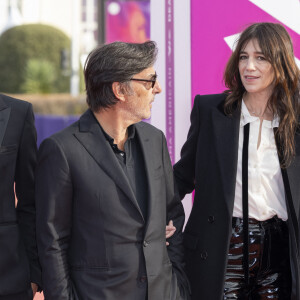 Après avoir évoqué sa relation avec Charlotte Gainsbourg, avec qui il n'est toujours pas marié, l'acteur de 58 ans révélait en direct ce très surprenant et horrible surnom qui avait été donné à la mère de ses enfants (Ben, Alice et Joe) au lycée de leur fils.
Ben Attal, Yvan Attal et Charlotte Gainsbourg ( présidente du jury) - Première du film "Les choses humaines" lors de la 47éme édition du Festival du Cinéma Américain de Deauville le 11 septembre 2021. © Olivier Borde / Bestimage