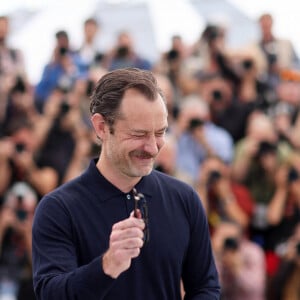 Les images du film sont peu nombreuses à circuler. Mais il semblerait qu'elles valent leur pesant d'or.
Jude Law au photocall de "Firebrand (le jeu de la reine)" lors du 76ème Festival International du Film de Cannes, le 22 mai 2023. © Moreau/Jacovides/Bestimage