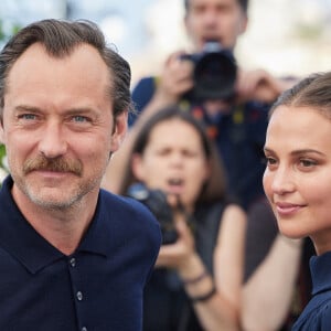 Jude Law et Alicia Vikander au photocall de "Firebrand (le jeu de la reine)" lors du 76ème Festival International du Film de Cannes, le 22 mai 2023. © Moreau/Jacovides/Bestimage