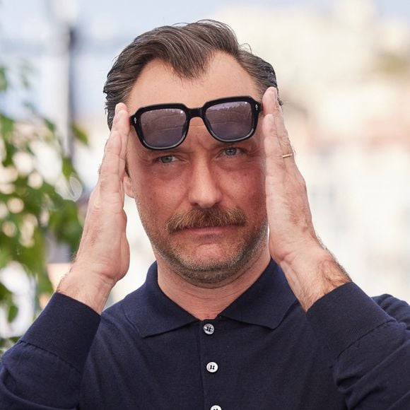 Jude Law au photocall de "Firebrand (le jeu de la reine)" lors du 76ème Festival International du Film de Cannes, le 22 mai 2023. © Moreau/Jacovides/Bestimage