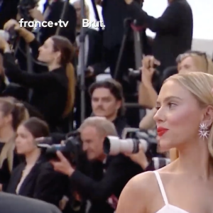 Scarlett Johansson et son mari Colin Jost pour la montée des marches d'Asteroid City de Wes Anderson, à Cannes lors du 76e Festival ce mardi 23 mai 2023.