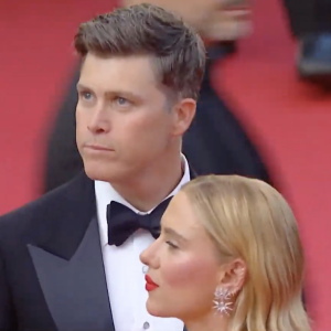 Scarlett Johansson et son mari Colin Jost pour la montée des marches d'Asteroid City de Wes Anderson, à Cannes lors du 76e Festival ce mardi 23 mai 2023.
