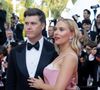 Le 76e Festival de Cannes bat son plein, et ce mardi 23 mai, c'est un film avec un parterre de stars qui va être dévoilé à Cannes.
Colin Jost et sa femme Scarlett Johansson - Montée des marches du film " Asteroid City " lors du 76ème Festival International du Film de Cannes, au Palais des Festivals à Cannes. © Olivier Borde / Bestimage