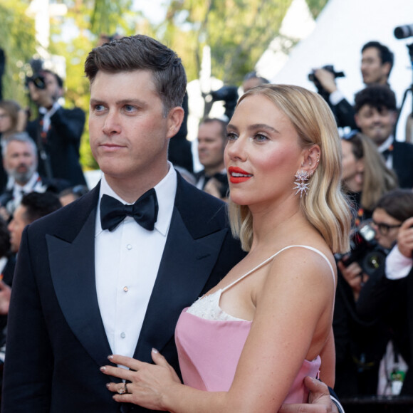 Le 76e Festival de Cannes bat son plein, et ce mardi 23 mai, c'est un film avec un parterre de stars qui va être dévoilé à Cannes.
Colin Jost et sa femme Scarlett Johansson - Montée des marches du film " Asteroid City " lors du 76ème Festival International du Film de Cannes, au Palais des Festivals à Cannes. © Olivier Borde / Bestimage