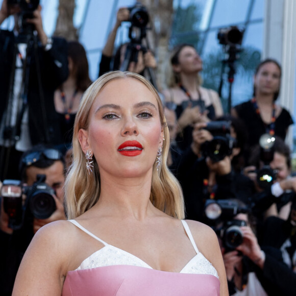 En effet, c'est pour découvrir Asteroid City de Wes Anderson que le tout Cannes s'est pressé sur les marches du Palais des Festivals ce jour. 
Scarlett Johansson - Montée des marches du film " Asteroid City " lors du 76ème Festival International du Film de Cannes, au Palais des Festivals à Cannes. Le 23 mai 2023 © Olivier Borde / Bestimage