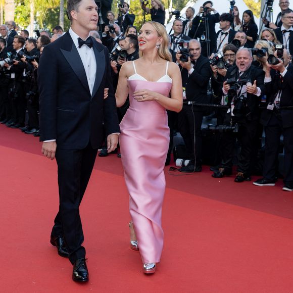 Colin Jost et sa femme Scarlett Johansson - Montée des marches du film " Asteroid City " lors du 76ème Festival International du Film de Cannes, au Palais des Festivals à Cannes. Le 23 mai 2023 © Olivier Borde / Bestimage