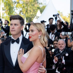 Colin Jost et sa femme Scarlett Johansson - Montée des marches du film " Asteroid City " lors du 76ème Festival International du Film de Cannes, au Palais des Festivals à Cannes. Le 23 mai 2023 © Olivier Borde / Bestimage