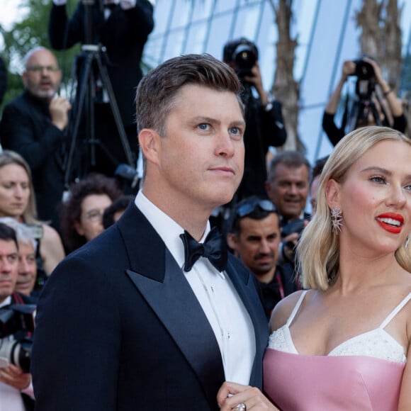 Colin Jost et sa femme Scarlett Johansson - Montée des marches du film " Asteroid City " lors du 76ème Festival International du Film de Cannes, au Palais des Festivals à Cannes. Le 23 mai 2023 © Olivier Borde / Bestimage