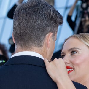 Colin Jost et sa femme Scarlett Johansson - Montée des marches du film " Asteroid City " lors du 76ème Festival International du Film de Cannes, au Palais des Festivals à Cannes. Le 23 mai 2023 © Olivier Borde / Bestimage