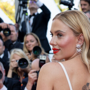 L'arrivée dans un bus d'un casting full stars, qui promet un film qui devrait à nouveau plaire aux nombreux fans du réalisateur. 
Scarlett Johansson - Montée des marches du film " Asteroid City " lors du 76ème Festival International du Film de Cannes, au Palais des Festivals à Cannes. Le 23 mai 2023 © Olivier Borde / Bestimage