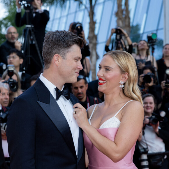 L'actrice a fait crépiter les flash des photographes ce soir dans sa longue robe de couleur rose à bretelles fines.
Colin Jost et sa femme Scarlett Johansson - Montée des marches du film " Asteroid City " lors du 76ème Festival International du Film de Cannes, au Palais des Festivals à Cannes. Le 23 mai 2023 © Olivier Borde / Bestimage