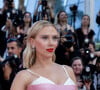 C'est l'une des stars du film, Scarlett Johansson qui a capté toute l'attention, dans une somptueuse robe rose, au bras de son mari Colin Jost.
Scarlett Johansson - Montée des marches du film " Asteroid City " lors du 76ème Festival International du Film de Cannes, au Palais des Festivals à Cannes. Le 23 mai 2023 © Olivier Borde / Bestimage