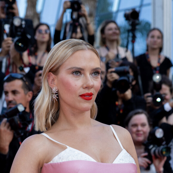 C'est l'une des stars du film, Scarlett Johansson qui a capté toute l'attention, dans une somptueuse robe rose, au bras de son mari Colin Jost.
Scarlett Johansson - Montée des marches du film " Asteroid City " lors du 76ème Festival International du Film de Cannes, au Palais des Festivals à Cannes. Le 23 mai 2023 © Olivier Borde / Bestimage