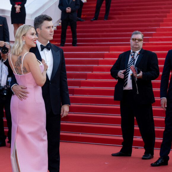 Colin Jost et sa femme Scarlett Johansson - Montée des marches du film " Asteroid City " lors du 76ème Festival International du Film de Cannes, au Palais des Festivals à Cannes. Le 23 mai 2023 © Olivier Borde / Bestimage